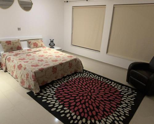 1 dormitorio con 1 cama con edredón rojo y blanco en Family villa: pool and panoramic view, en Praia