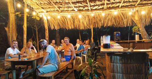 un grupo de personas sentadas en mesas en un restaurante en El Viejo del Mar en San Bernardo del Viento