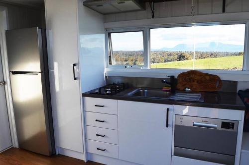 Kuchyň nebo kuchyňský kout v ubytování Hounds Run Vineyard - Tiny House in the Grampians