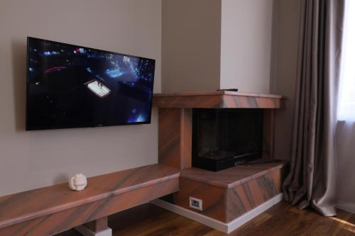 Una televisión o centro de entretenimiento en Dallga Suites