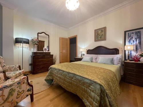 - une chambre avec un grand lit et une chaise dans l'établissement Bed and Breakfast en Salamanca Spain, à Cabrerizos