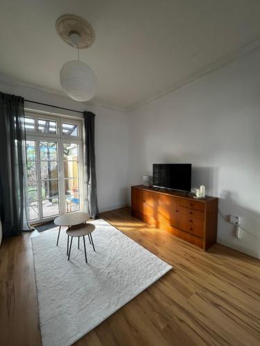 a living room with a table and a tv at Ferienhaus in Wilster / Monteure 