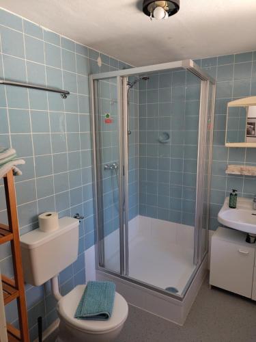 Ett badrum på Gästehaus Gruben