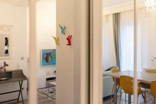 a room with a table and a dining room at L élégance toulousaine avec garage in Toulouse