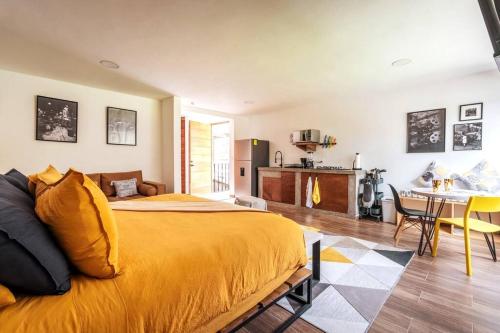 una camera da letto con un letto grande e un tavolo di La Fábrica #3 Kokerei a Valle de Bravo