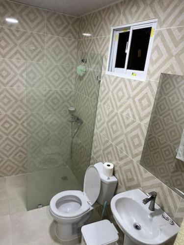 a bathroom with a toilet and a sink at STD norte Apartamento Grande in Santo Domingo