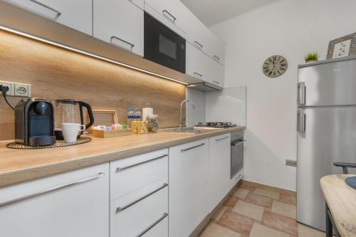 Dapur atau dapur kecil di Klimatizovaný Self Check-In Apartmán Ružinov