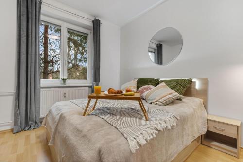 een slaapkamer met een bed en een dienblad met fruit erop bij Air conditioned - 2 Room Apartment Ružinov in Bratislava