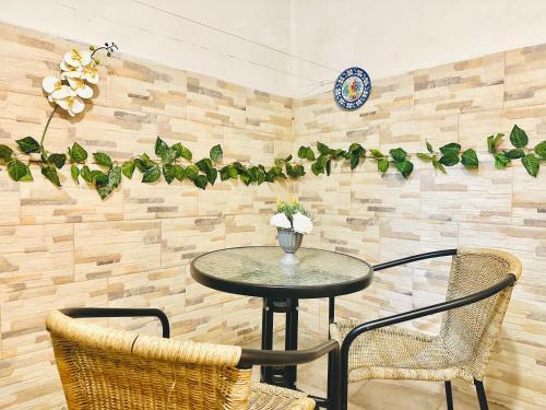 マラガにあるJARA HOME Malaga Centroのテーブルと椅子2脚