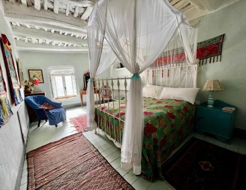 En eller flere senger på et rom på Rural House, heated pool & steam room, Casa Aloe.