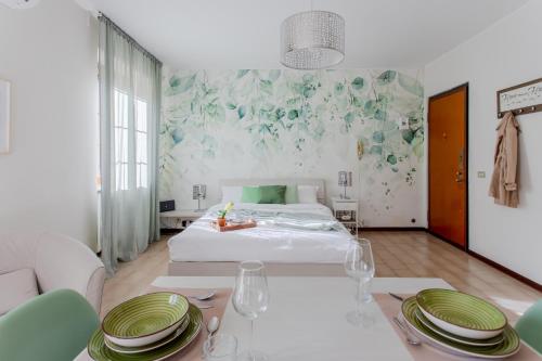 - une chambre avec un lit et une table avec des plaques de cuisson dans l'établissement Casa Caterina - Pavia City - by Host4U, à Pavia