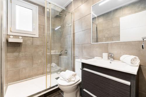 a bathroom with a toilet and a shower and a sink at Sunrise Horizon in Torrevieja