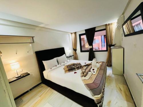 1 dormitorio con 1 cama grande en una habitación en High standing apartment, en Marrakech