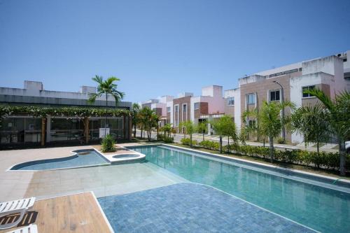 una piscina en medio de un edificio en Casa Solar - Praia do Francês en Marechal Deodoro