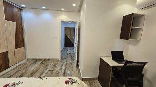 Superbe Appartement à Ngorにあるテレビまたはエンターテインメントセンター