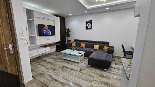 ダカールにあるSuperbe Appartement à Ngorのソファと薄型テレビのあるリビングルーム