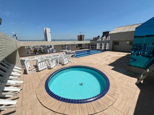 a swimming pool on the roof of a building at Flat Palladium super aconchegante in São Vicente