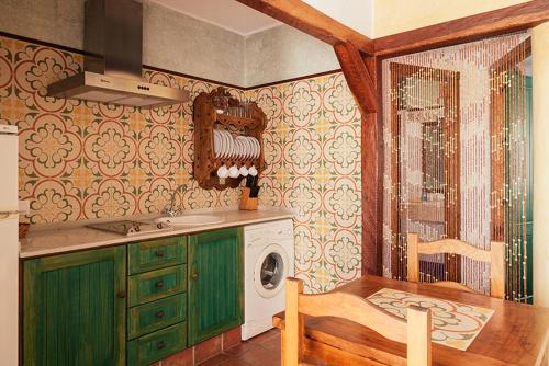 a kitchen with a sink and a washing machine at Placer de Meca in Zahora