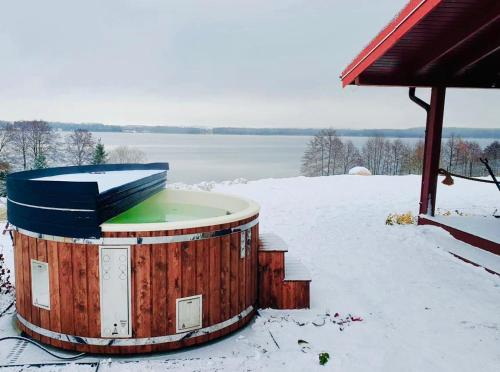 L'établissement "Widokówka" Leleszki Całoroczny dom nad jeziorem z sauną i balią en hiver