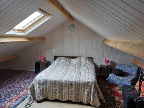 una camera da letto con letto in mansarda di La maison de Kerlois a Carnac
