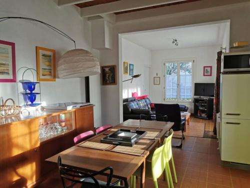 una cucina e un soggiorno con tavolo e sedie di La maison de Kerlois a Carnac
