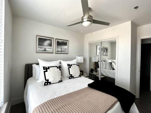 a bedroom with a bed and a ceiling fan at Oxford Southern Comfort in Oxford