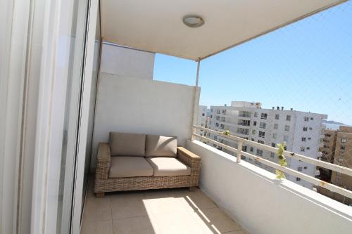 ラ・セレナにあるDepartamento Edificio Terrazas de Solの街の景色を望むバルコニーの椅子