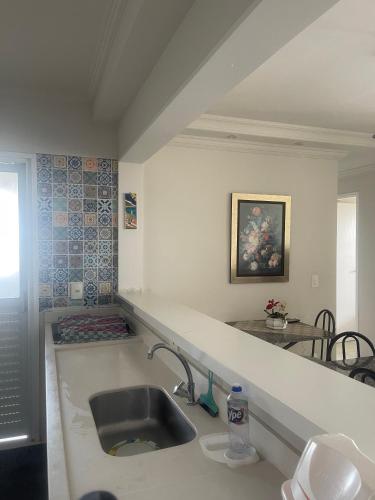a kitchen with a sink and a counter at Ap 3 qtos 2vg gar cob Twice Guaruja in Guarujá