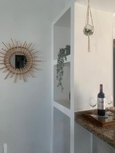een kamer met een spiegel en een fles wijn bij Casa Nehuna in Orzola