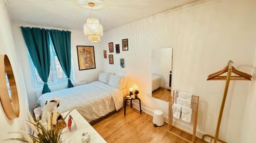 ein kleines Schlafzimmer mit einem Bett und einem Spiegel in der Unterkunft Rest Boutique Notting Hill in London