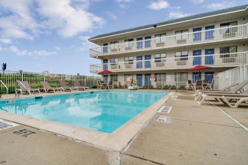 a swimming pool in front of a apartment building at Motel 6-Rolling Meadows, IL - Chicago Northwest in Rolling Meadows