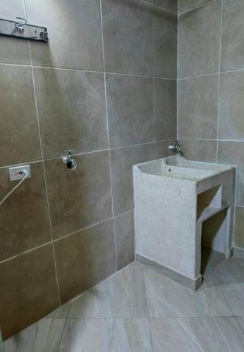 y baño con lavabo de piedra y ducha. en Cuatro Gatos Casa Hotel, en Salento