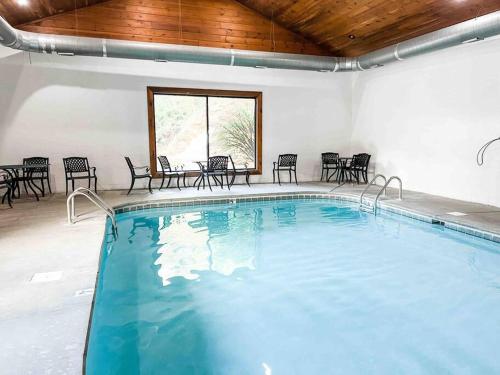 una grande piscina con sedie e tavolo di Indoor Heated Pool Hot Tub Cabin a Sevierville
