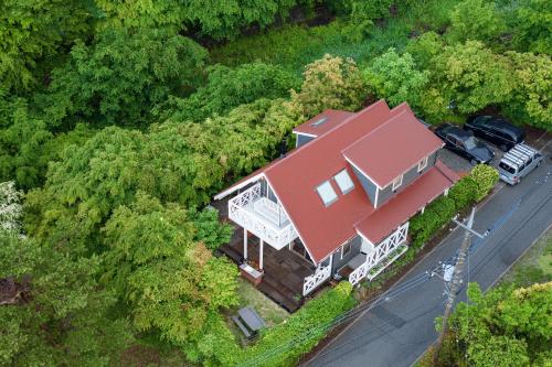 an aerial view of a house with a car parked in front at サウナコテージ 清里高原から程近い八ヶ岳南山麓 富士山一望 露天風呂 in Hokuto