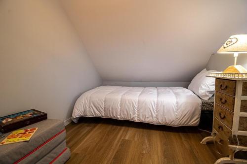 a small bedroom with a bed in a attic at L’étable d’Auguste in Arreau