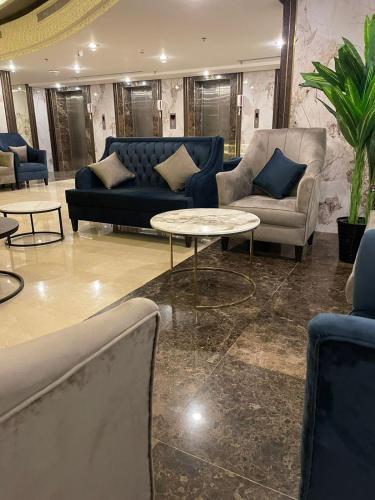 Ajyad的住宿－فندق لؤلؤة الصفا，带沙发和桌椅的客厅