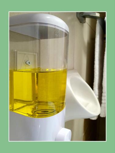 un vaso de líquido amarillo en una licuadora en Hotel Cavezzo, en Cavezzo