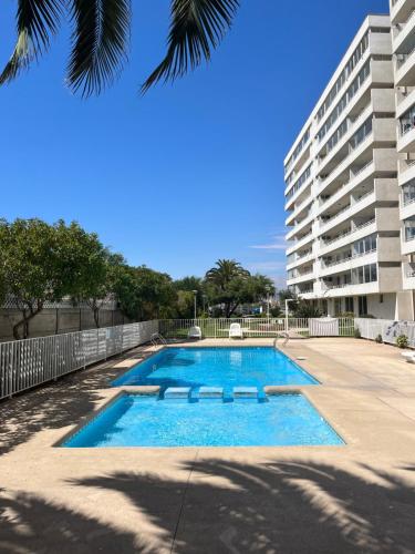 una piscina di fronte a un edificio di Departamento Edificio Terrazas de Sol a La Serena