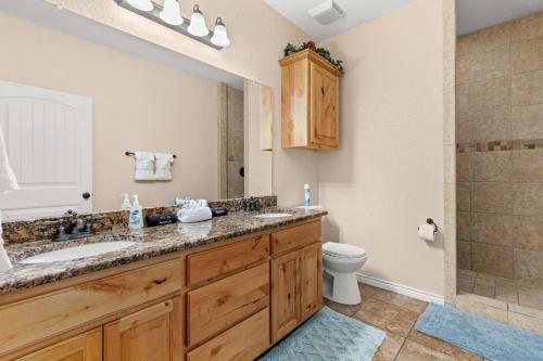 ein Bad mit einem Waschbecken und einem WC in der Unterkunft Cliff View #14 in New Braunfels