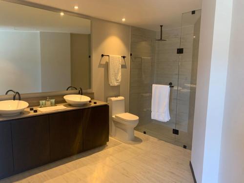 ein Badezimmer mit zwei Waschbecken und einer Dusche in der Unterkunft Park Life Narval in Bucerías