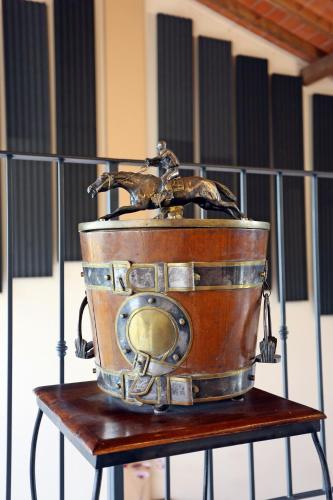 an old radio sitting on top of a table at Agriturismo Argaland in Parma