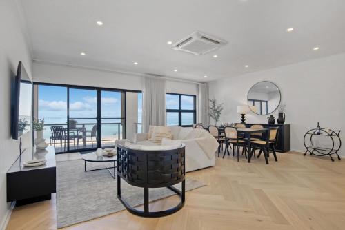 Ruang duduk di Luna's Lookout: Esplanade Henley Beach