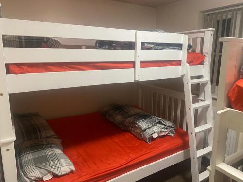 una camera con 2 letti a castello con lenzuola arancioni di WHOLE HOUSE 3bedroom New Build 36 Nottingham a Nottingham