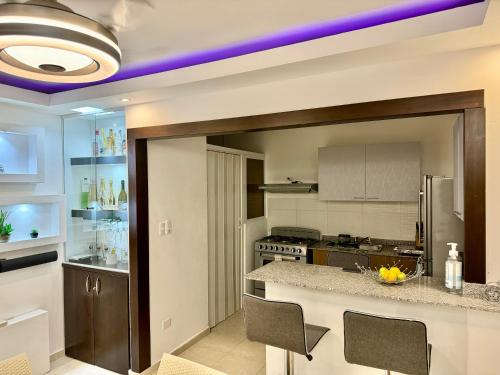a kitchen with a counter and a purple ceiling at Moderno Penthouse 