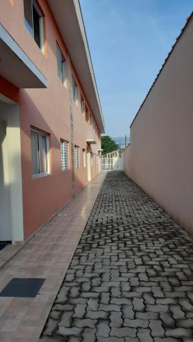 an empty cobblestone street next to a building at AP Bertioga - Praia Indaia - Wi-Fi 500 Mega in Bertioga