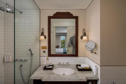 y baño con lavabo y espejo. en Maison Aurelia Sanur, Bali - By Préférence en Sanur