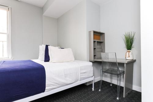 Ένα ή περισσότερα κρεβάτια σε δωμάτιο στο Cozy Newbury Street Studio, #5