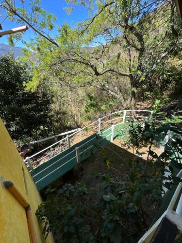 een groene brug in het midden van een bos bij Atitlan Inn in Jucanyá