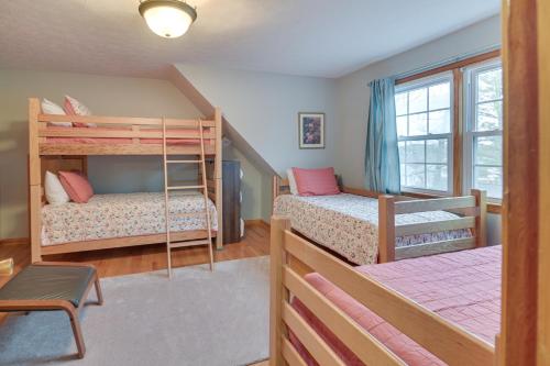 Poschodová posteľ alebo postele v izbe v ubytovaní Large Home with Deck and Grill about 9 Mi to Virginia Tech