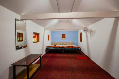 Meenangadi的住宿－The River Mist，一间卧室配有一张床和红色地毯
